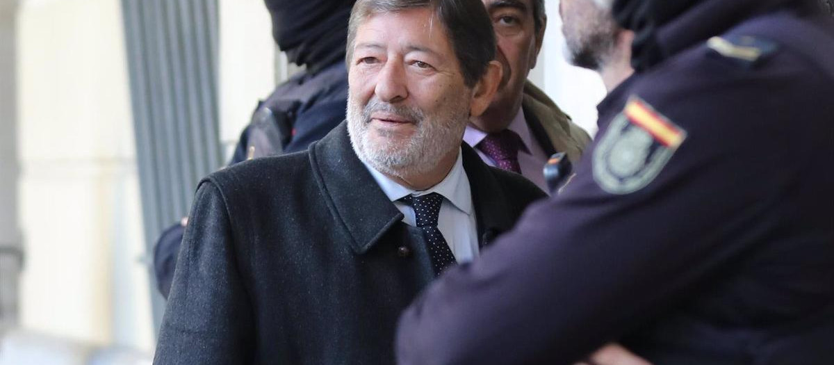 El difunto ex director general de Trabajo de la Junta de Andalucía, Francisco Javier Guerrero, a su llegada a la Audiencia de Sevilla, en una imagen de archivo