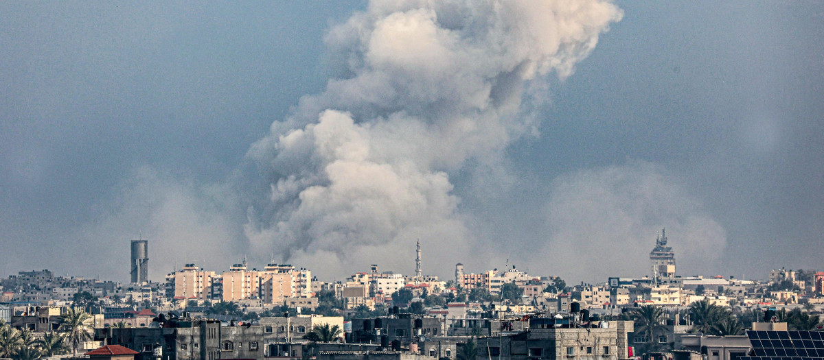 Una columna de humo se levanta desde Khan Yunis en el sur de la Franja de Gaza