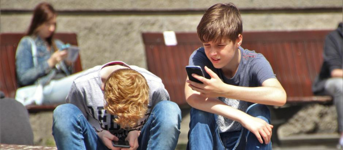 Niños jugando con el teléfono móvil