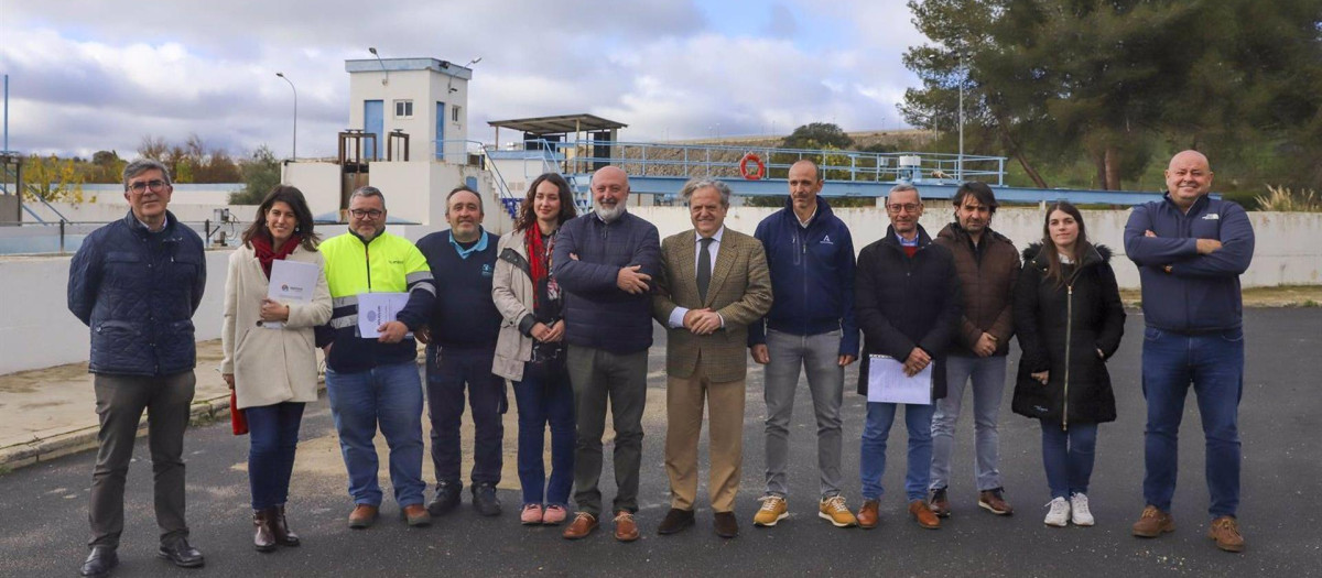 El presidente de la Diputación de Córdoba, Salvador Fuentes (centro), en la reunión de coordinación de las actuaciones de emergencia en La Colada y Sierra Boyera