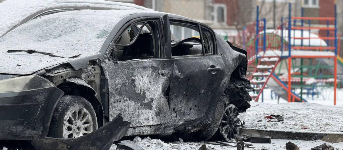 Los restos de un coche destruido por los bombardeos ucranianos en la ciudad rusa de Belgorod