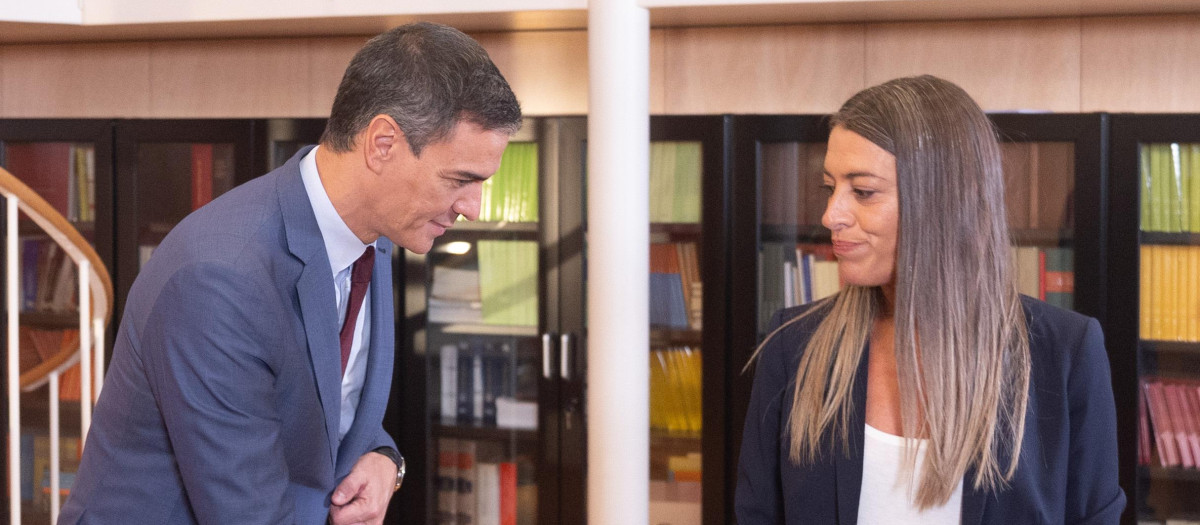 El presidente del Gobierno en funciones, Pedro Sánchez, recibe a la diputada de Junts, Miriam Nogueras, durante su ronda de contactos, a 13 octubre de 2023, en Madrid (España). El candidato del PSOE a la reelección, concluye hoy su primera ronda de contactos para tantear posibles apoyos a su investidura. Esta primera ronda finaliza con los encuentros con Junts, cuyo voto es clave, y su primera reunión con una representación de Bildu. Tras recibir el encargo del Rey, Sánchez inició una ronda de contactos en la que prevé reunirse con todos los grupos parlamentarios excepto Vox, además de sindicatos, patronal y asociaciones de varios sectores.
13 OCTUBRE 2023;RONDA;CONTACTOS;REUNIÓN;INVESTIDURA;PSOE;PARTIDO;SOCIALISTA;BILDU;JUNTS
Eduardo Parra / Europa Press
(Foto de ARCHIVO)
13/10/2023