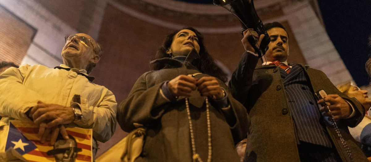 Una mujer con un rosario durante una manifestación contra la amnistía frente a la sede del PSOE en Ferraz, a 13 de noviembre de 2023, en Madrid (España). Miles de personas se han concentrado frente a la sede del PSOE en Ferraz por undécima jornada consecutiva para protestar contra el pacto alcanzado entre el PSOE y Junts para la investidura de Sánchez que incluye una posible ley de amnistía.
13 NOVIEMBRE 2023;MANIFESTACIÓN;FERRAZ;CONCETRACIÓN;PROTESTA;AMNISTÍA;
Alejandro Martínez Vélez / Europa Press
(Foto de ARCHIVO)
13/11/2023