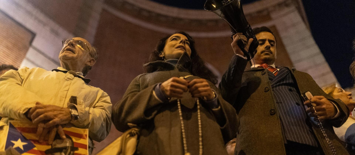 Una mujer con un rosario durante una manifestación contra la amnistía frente a la sede del PSOE en Ferraz, a 13 de noviembre de 2023, en Madrid (España). Miles de personas se han concentrado frente a la sede del PSOE en Ferraz por undécima jornada consecutiva para protestar contra el pacto alcanzado entre el PSOE y Junts para la investidura de Sánchez que incluye una posible ley de amnistía.
13 NOVIEMBRE 2023;MANIFESTACIÓN;FERRAZ;CONCETRACIÓN;PROTESTA;AMNISTÍA;
Alejandro Martínez Vélez / Europa Press
(Foto de ARCHIVO)
13/11/2023