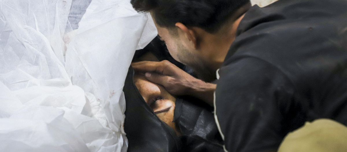 Un hombre llora la muerte de víctima por el atentado en Irán
