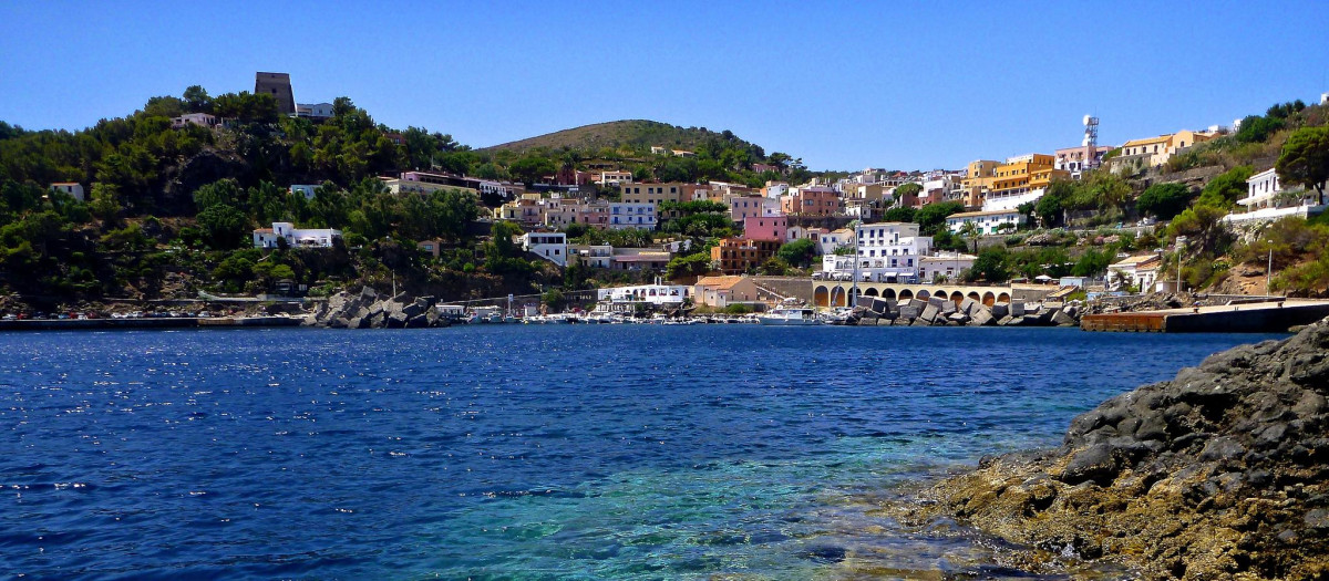 El pueblo de Ustica desde el mar