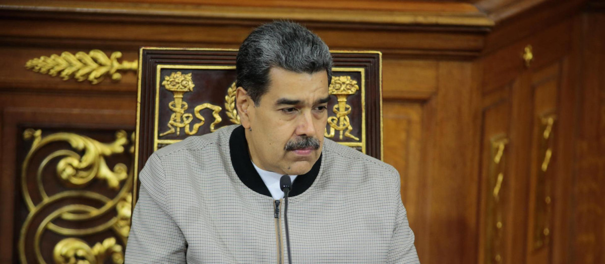 AME7506. CARACAS (VENEZUELA), 04/01/2024.- Fotografía cedida hoy por la oficina de Prensa del Palacio de Miraflores que muestra al presidente de Venezuela, Nicolás Maduro, durante un acto con diputados oficialistas en Caracas (Venezuela). Maduro aseguró este jueves que el país "pagó caro" el triunfo de una "oposición violenta" en las elecciones parlamentarias de 2015, que dio paso -señaló- a una "legislatura diabólica" y "criminal" de "agresión económica", de "amenazas de invasión" y de "autodestrucción institucional". EFE/ Prensa Miraflores /SOLO USO EDITORIAL /SOLO DISPONIBLE PARA ILUSTRAR LA NOTICIA QUE ACOMPAÑA (CRÉDITO OBLIGATORIO)