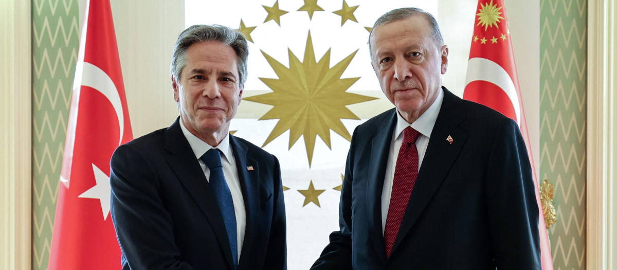 El presidente de Turquía, Recep Tayyip Erdogan, junto al secretario de Estado de Estados Unidos, Antony Blinken