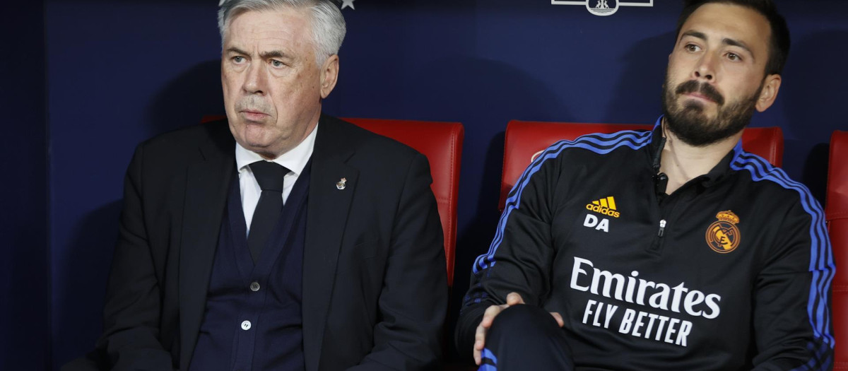 Davide, a la derecha de la imagen, junto a su padre Carlo en el banquillo