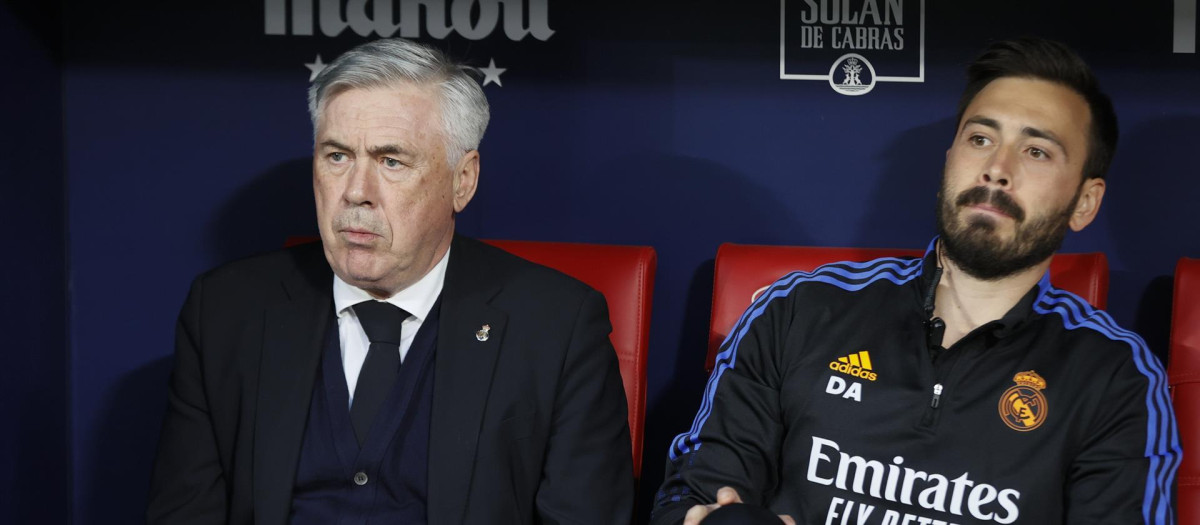 Davide, a la derecha de la imagen, junto a su padre Carlo en el banquillo
