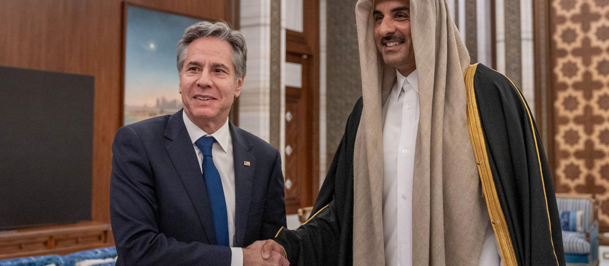 El Secretario de Estado de los Estados Unidos, Antony Blinken, le da la mano al Emir Sheikh Tamim bin Hamad al-Thani de Qatar