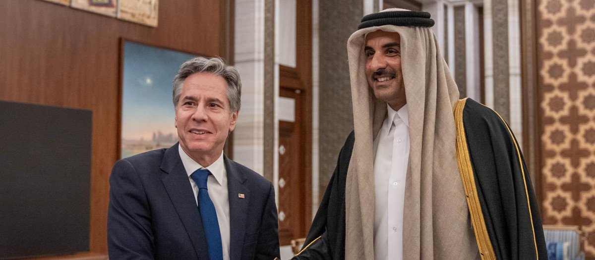 El Secretario de Estado de los Estados Unidos, Antony Blinken, le da la mano al Emir Sheikh Tamim bin Hamad al-Thani de Qatar