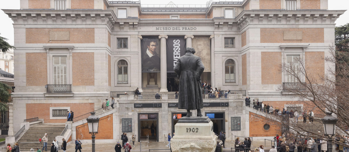 Colas de gente esperando en el exterior del Museo del Prado para acceder