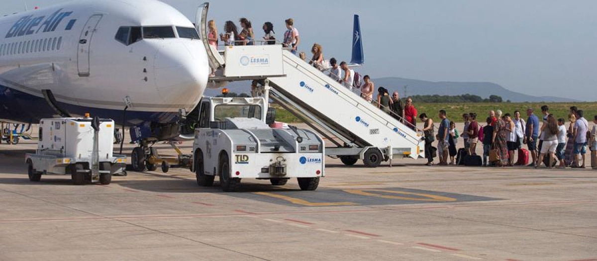 Un grupo de pasajeros toma un avión en el Aeropuerto de Castellón
