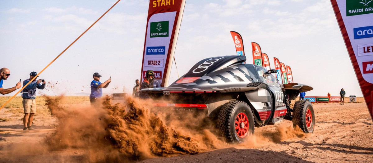Carlos Sainz, con su Audi, durante una etapa del Rally Dakar