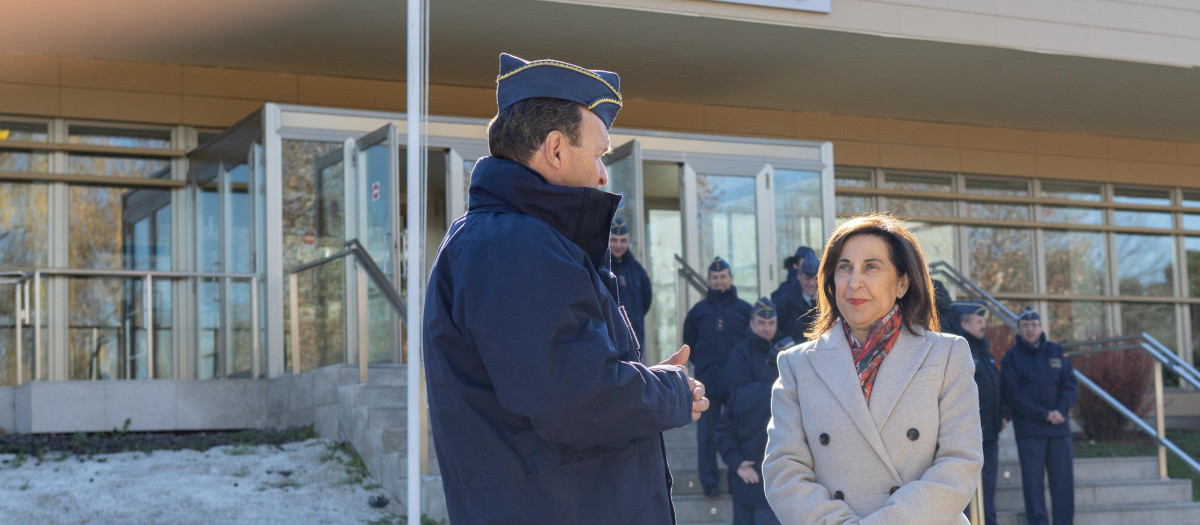 La ministra de Defensa, Margarita Robles, ha visitado el nuevo Mando del Espacio, que se ubica en Torrejón de Ardoz (Madrid)