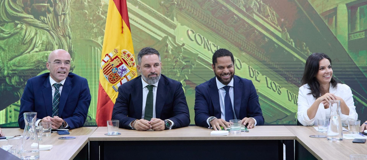 Jorge Buxadé, Santiago Abascal, Ignacio Garriga y Pepa Millán, en la sede de Vox