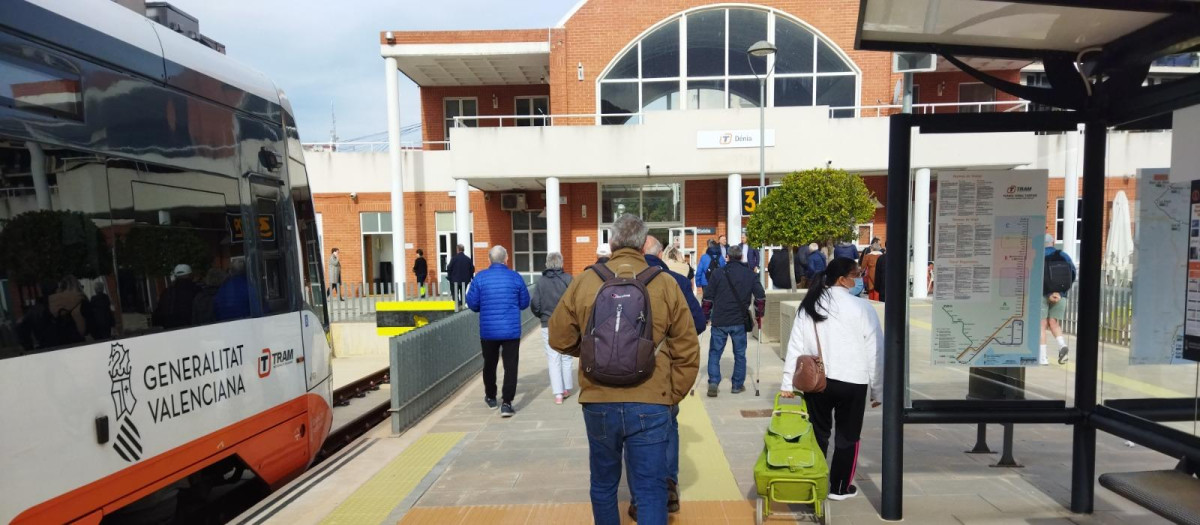 Los jóvenes que ya disponen del título pueden renovarlo en València y Alicante en las máquinas automáticas de venta de títulos de Metrovalencia y TRAM d’Alacant, instaladas en estaciones y paradas.
