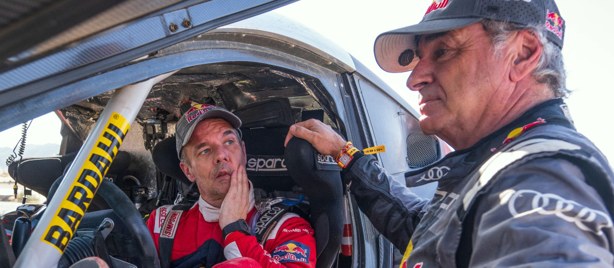 Sebastian Loeb y Carlos Sainz charlan antes del inicio de una etapa del Rally Dakar