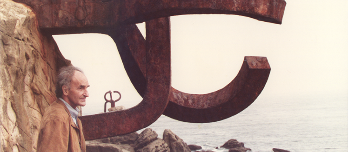 Eduardo Chillida junto a 'Peine del viento XV'