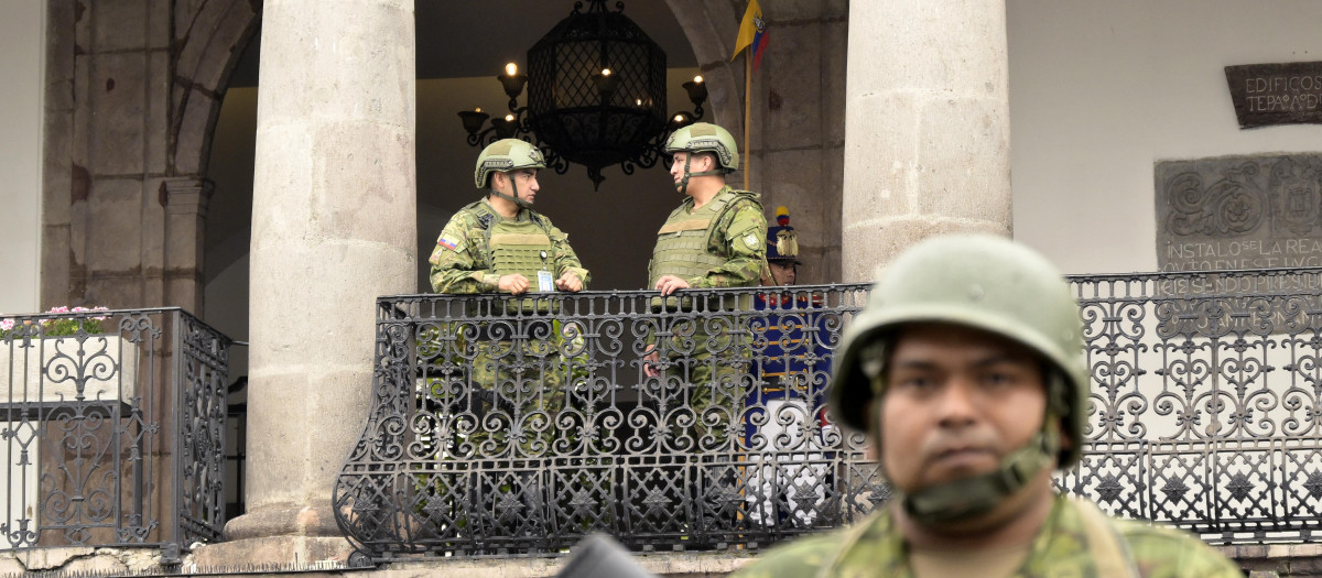 Soldados hacen guardia en el Palacio Presidencial de Carondelet, en el centro de Quito
