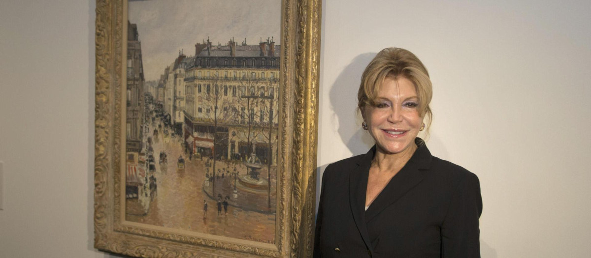 Fotografía de archivo fechada el 15 de octubre de 2013 que muestra a la baronesa Carmen Thyssen, vicepresidenta del Patronato del Museo Thyssen-Bornemisza, mientras posa junto a la obra "Rue Saint Honoré por la tarde" del artista impresionista Camille Pissarro