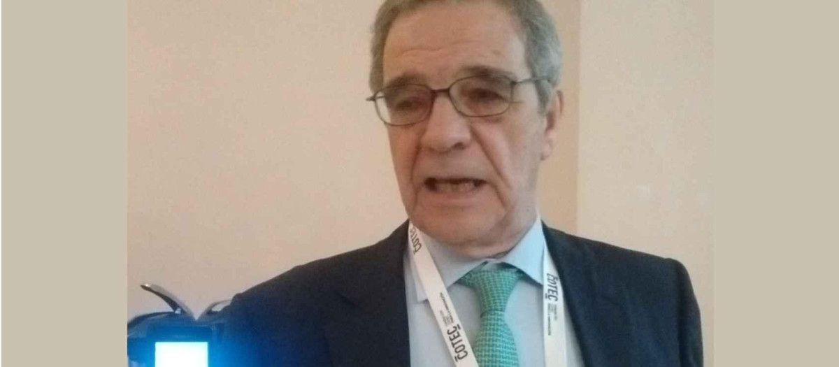 Cesar Alierta con su viejo Nokia