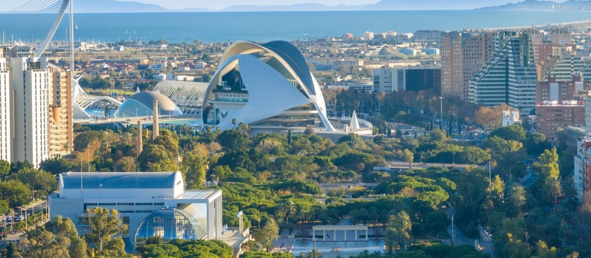 Vista de Valencia, con el Palacio de la Música en primer plano y la Ciudad de las Artes y las Ciencias detrás