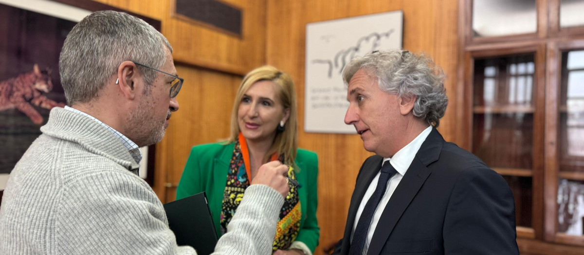 La consejera valenciana Salomé Pradas, junto al secretario de Estado de Medio Ambiente, Hugo Mroán (izquierda)