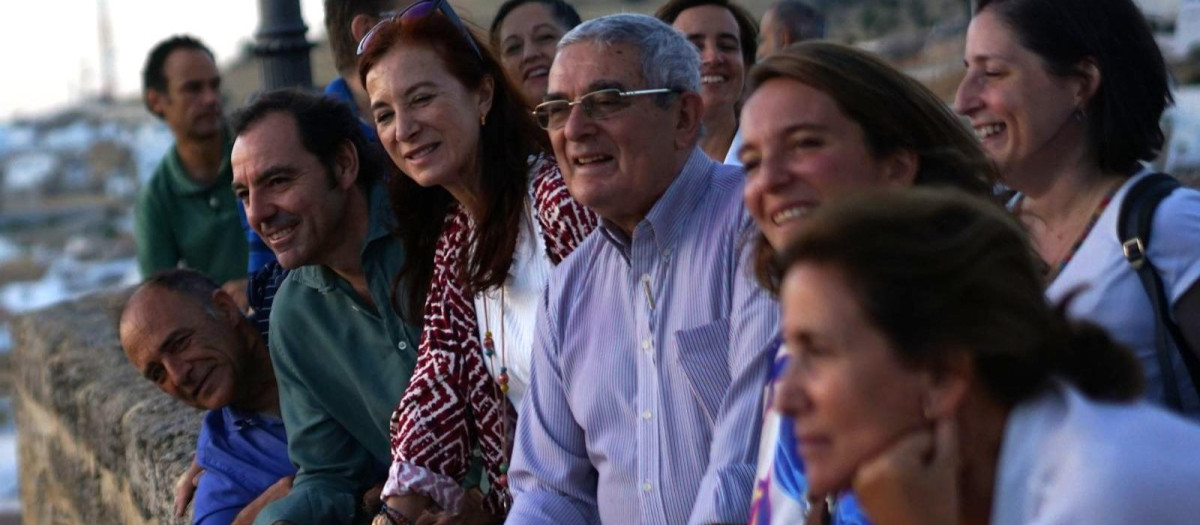 Jesús Carrascosa rodeado de amigos de Comunión y Liberación