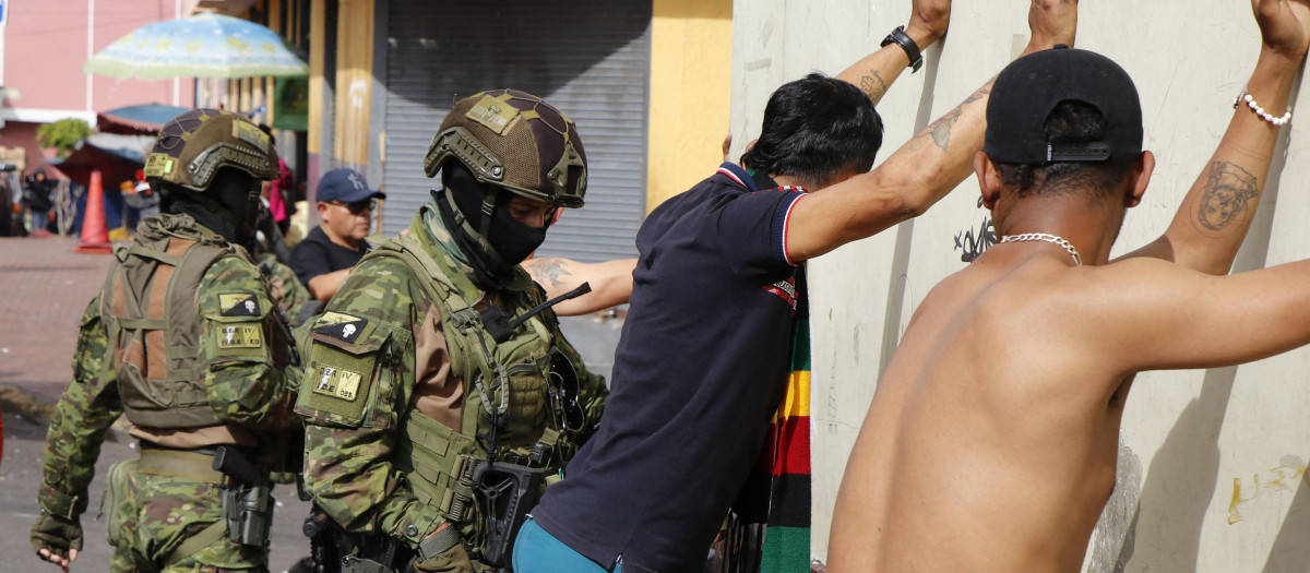 Soldados del Ejército de Ecuador realizan capturas en las calles de Quito