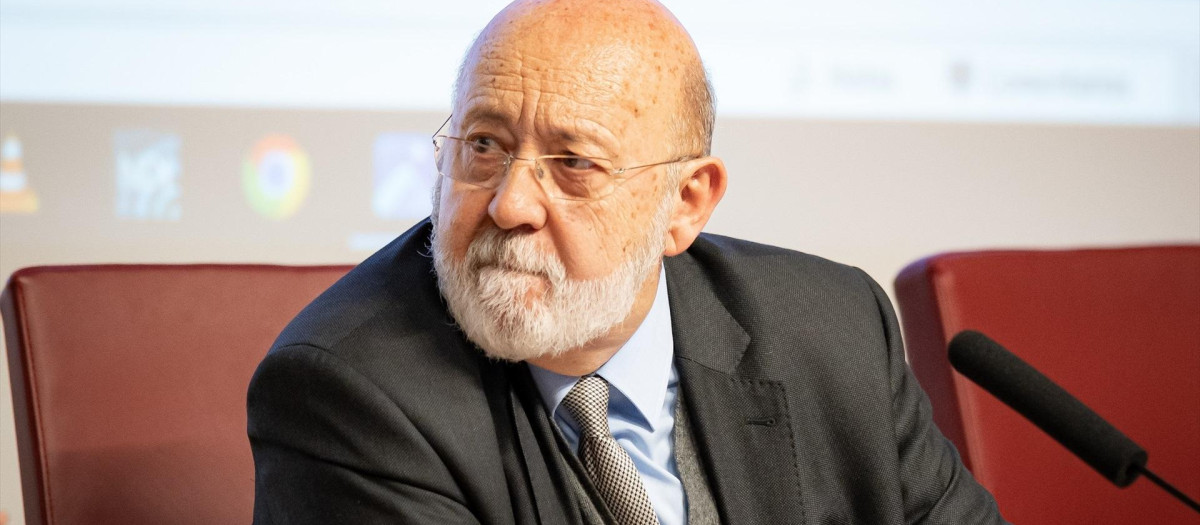 El presidente del CIS, José Félix Tezanos, inaugura la mesa 'Sondeos de opinión pública y encuestas preelectorales', en la Facultad de Ciencias de la Información de la Universidad Complutense, a 11 de enero de 2024, en Madrid (España). El encuentro está enmarcado en las 'V Jornadas Internacionales de Sociología' que organiza la Asociación Madrileña de Sociología.
11 ENERO 2024;TEZANOS;CIS;CCINFO;FACULTAD;UNIVERSIDAD;PRESENTACIÓN;
Diego Radamés / Europa Press
11/1/2024