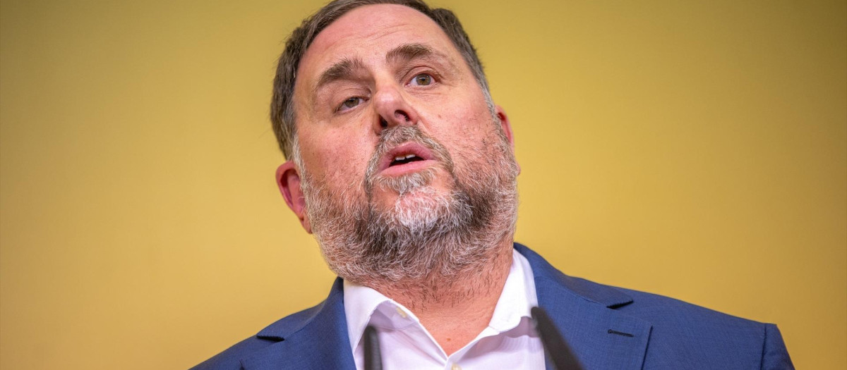 El presidente de ERC, Oriol Junqueras, comparece durante una rueda de prensa, a 2 de noviembre de 2023, en Barcelona, Catalunya (España). Junqueras ha presentado el acuerdo entre PSOE y ERC para la investidura de Pedro Sánchez que contempla la ley de amnistía, la continuidad de la mesa de negociación, el traspaso integral de Rodalies y una condonación de parte del Fondo de Liquidez Autonómica (FLA), que corresponde a 15.000 millones de euros.
02 NOVIEMBRE 2023;PACTO;AMNISTÍA;ERC;
Lorena Sopêna / Europa Press
(Foto de ARCHIVO)
02/11/2023