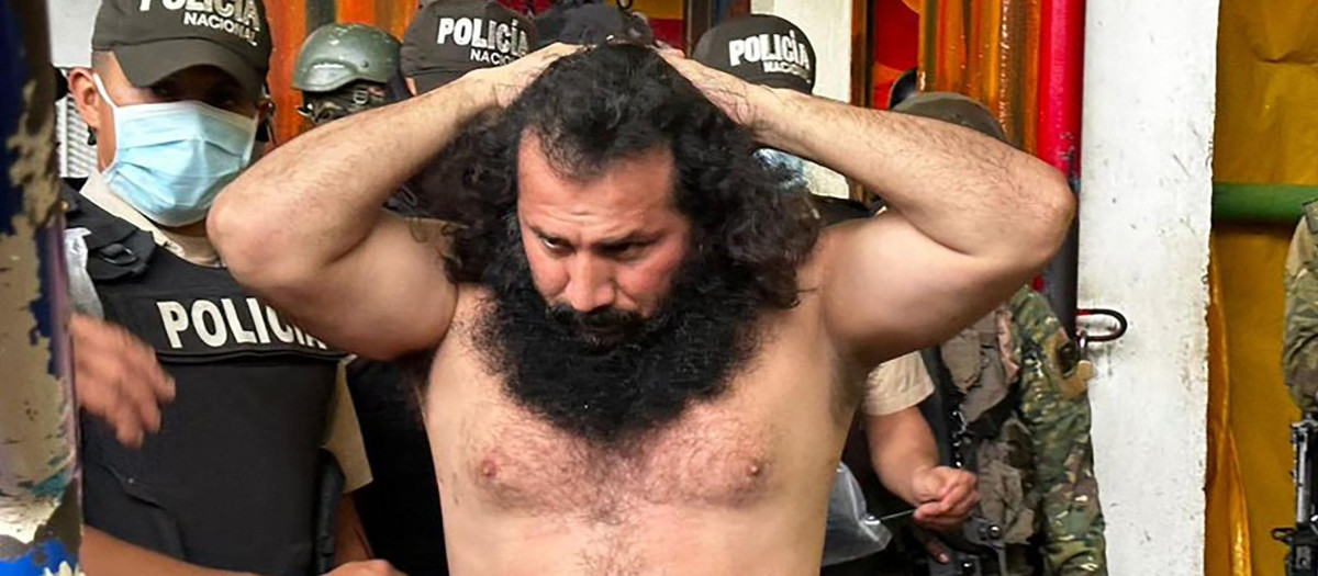Adolfo Macías, alias Fito, líder de la banda criminal Los Choneros, durante su trasladado al complejo de máxima seguridad The Rock en Guayaquil