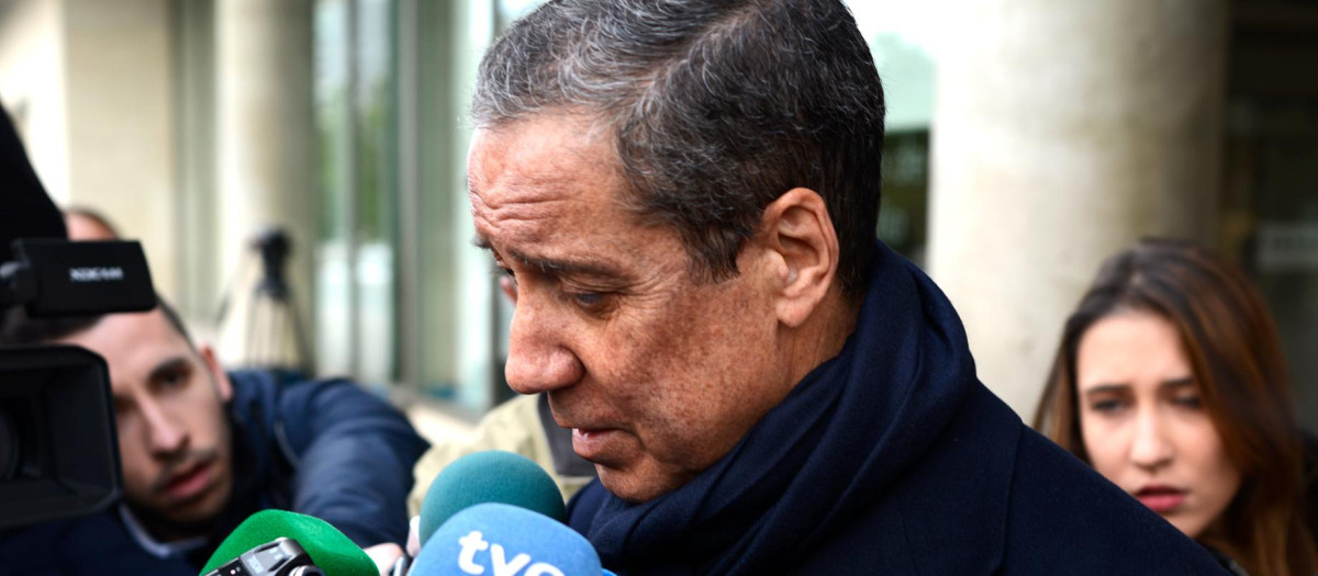 El expresidente de la Generalitat valenciana, Eduardo Zaplana, en 2019, a las puertas del Juzgado de Guardia de Valencia