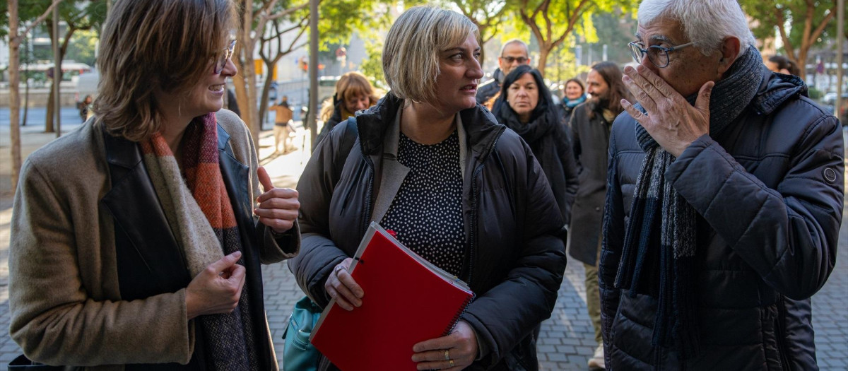 La vicepresidenta del Parlament, Alba Vergés (c), a su llegada a su citación, en la Ciudad de la Justicia de Barcelona este viernes