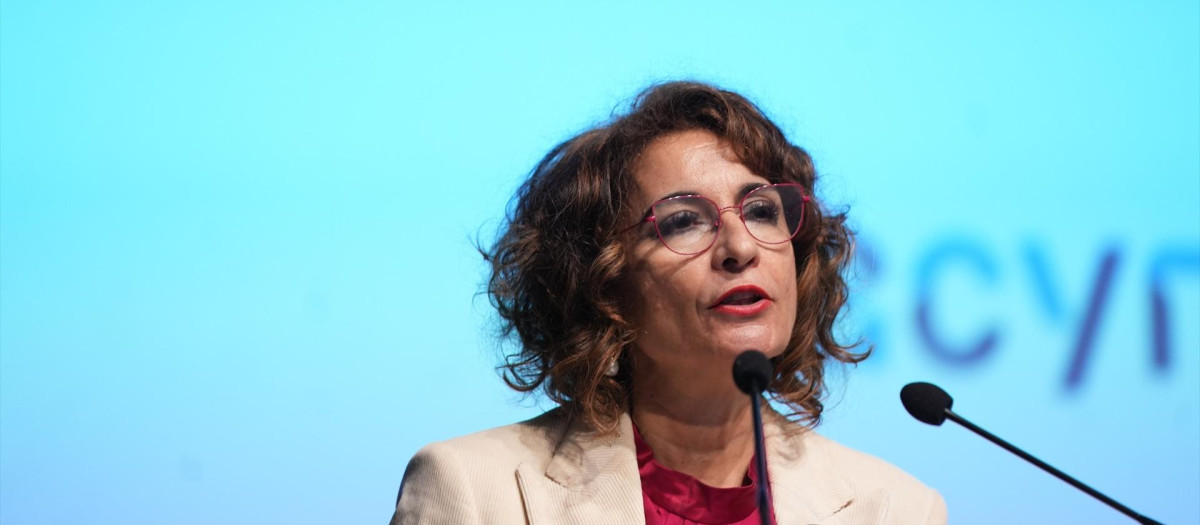 La vicepresidenta primera del Gobierno y ministra de Hacienda, María Jesús Montero (c), durante su participación en los Encuentros SER, en Sevilla