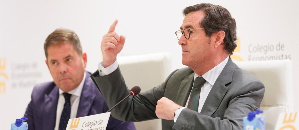 El presidente de la CEOE, Antonio Garamendi, y el de Cepyme, Gerardo Cuerva, durante una conferencia.