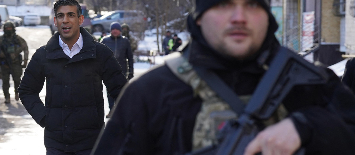 El primer Ministro británico, Rishi Sunak, durante una visita por los edificios dañados en Kiev