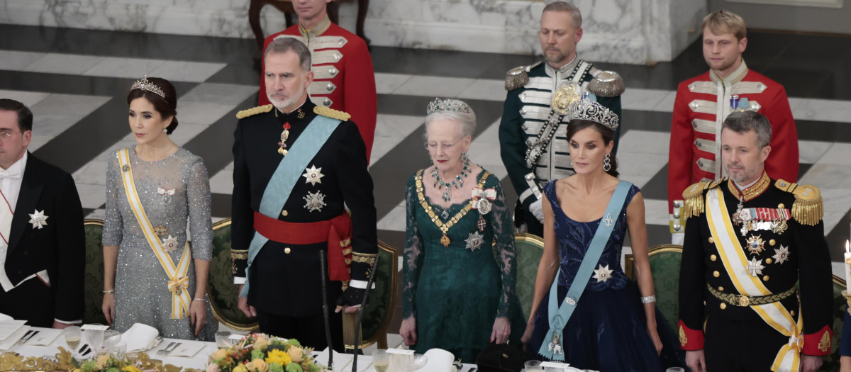 Spanish King Felipe VI and Queen Letizia with Queen Margrethe II of Denmark , Crownprincess Mary and Crownprince Frederik attending official dinner ceremony for Spanish King on the ocassion of their official visit to Denmark at the RoyalChristianborgPalace in Copenhague on Monday, 6 November 2023.