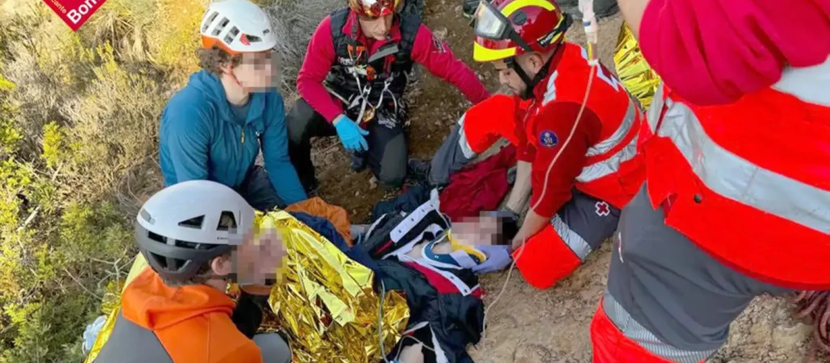Los equipos de rescate atienden a uno de los escaladores
