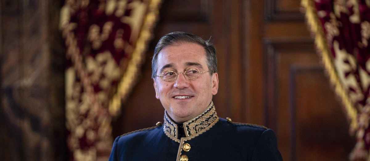 El ministro de Asuntos Exteriores, Unión Europea y Cooperación, José Manuel Albares, durante el acto del recibimiento de las cartas credenciales, en el Palacio Real, a 12 de enero de 2024, en Madrid (España). Felipe VI retoma hoy la tradicional ceremonia de presentación de cartas credenciales por parte de nuevos embajadores acreditados en España, después de un parón de casi ocho meses tras el adelanto electoral. El monarca ha recibido las cartas que acreditan como representantes en España a seis embajadores, en la primera ceremonia de este tipo desde el 17 de mayo. Entonces también fueron seis los diplomáticos que cumplieron con este acto protocolario. Por el Palacio Real de Madrid desfilan hoy los nuevos embajadores de El Salvador, Macedonia del Norte, Irán, Perú, Tailandia, y Angola.
12 ENERO 2024;MADRID;REY;RECEPCIÓN DE CARTAS CREDENCIALES;EMBAJADORES
A. Pérez Meca / Europa Press
12/1/2024