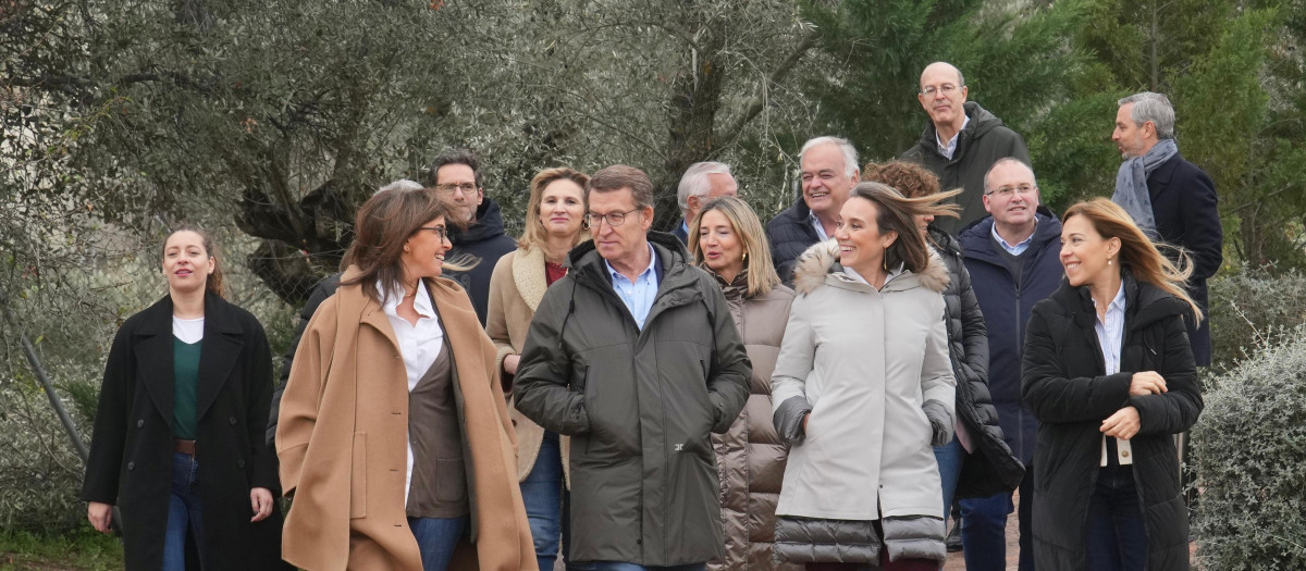El presidente del Partido Popular, Alberto Núñez Feijóo, junto a la dirección de Génova en Toledo