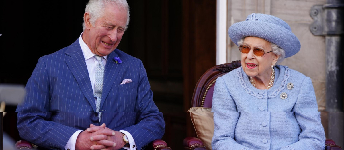 La Reina Isabel II junto a su hijo, el actual Rey de Inglaterra, Carlos III