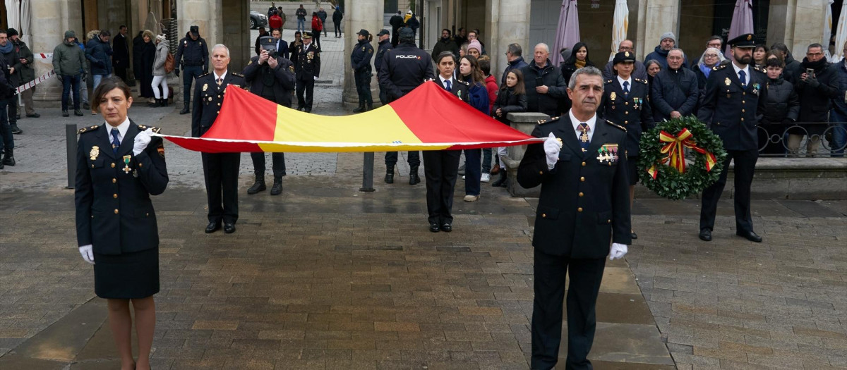 Cuatro agentes sostienen la bandera de España durante la celebración del bicentenario de la Policía Nacional, en la Plaza de España, a 13 de enero de 2024, en Vitoria-Gasteiz, Álava, País Vasco (España). La Policía Nacional celebra el 200 aniversario de su creación con un acto en el que se realiza el izado de la bandera de España. Además, se rinde un homenaje a los agentes fallecidos como consecuencia de actos terroristas cometidos por ETA en el País Vasco.
13 ENERO 2024;POLICÍA NACIONAL;EUSKADI;2 SIGLOS;CELEBRACIÓN;HOMENAJE;IZADO;
Carlos González / Europa Press
13/1/2024