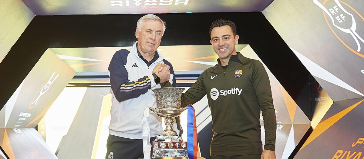 Carlo Ancelotti y Xavi Hernández se dan la mano en la previa del Clásico de Supercopa