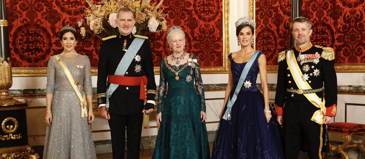 Los Reyes Felipe VI y Letizia junto a la reina Margarita II de Dinamarca y los príncipes herederos, Federico y Mary