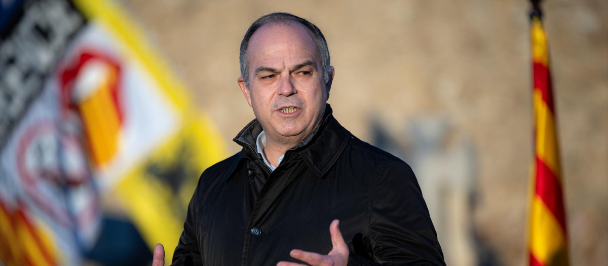 El secretario general de Junts per Catalunya, Jordi Turull, atiende a los medios de comunicación durante la ofrenda floral anual a la tumba del expresidente de la Generalitat Francesc Macià, en el cementerio de Montjuic, con motivo del 89 aniversario de su muerte, a 25 de diciembre de 2023, en Barcelona, Catalunya (España). Como cada año, los representantes políticos se han dado cita en el cementerio barcelonés de Montjuic durante la ofrenda floral ante la tumba del expresidente de la Generalitat, Frances Macià, en el homenaje por su muerte el día de Navidad de 1933. La ofrenda del Parlamento catalán se hará después de la del Gobierno de la Generalitat y antes de la del Ayuntamiento de Barcelona.
25 DICIEMBRE 2023;DECLARACIONES;HOMENAJE;CEMENTERIO;
Lorena Sopêna / Europa Press
25/12/2023