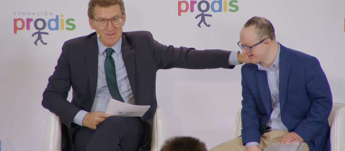 El presidente del PP, Alberto Núñez Feijóo, en la con miembros de la Fundación Prodis