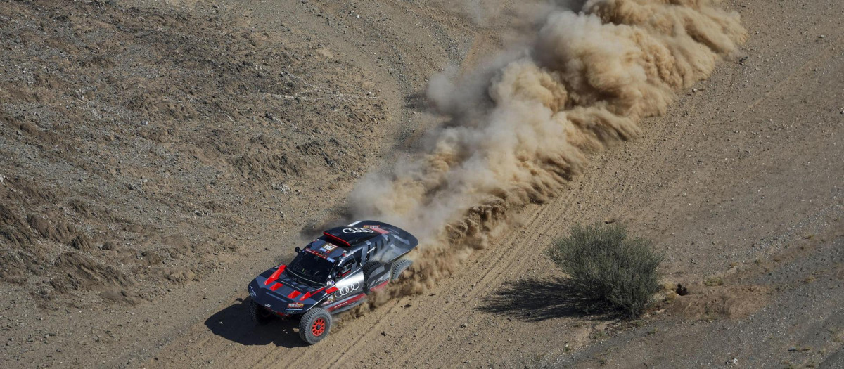 Carlos Sainz con su Audi, en una de las etapas del Dakar